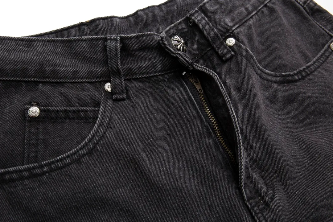 P210 [Next day] Chrome Heart cross patchwork leather jeans Top-notch heavy-duty washing process Calfskin laser-cut cross Distressed silver hardware Straight-leg version makes the upper body slimmer High-end quality distinguishes the market currency Color: Black Size: S M L XL Detailed sizes can be found in Figure 9